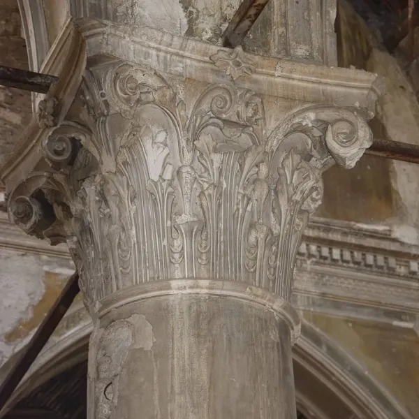 Tarihi Aya Payana Kilisesi'nin süslemeli sütun detayı, çatlaklar ve bitkisel motiflerle dolu.