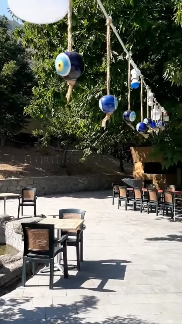 Ayazmana Mesireliği! Doğayla İç İçe, Huzurlu Bir Restoran Yeşil ağaçlarla çevrili, şans gözleriyle süslenmiş sakin bir restoran alanı.