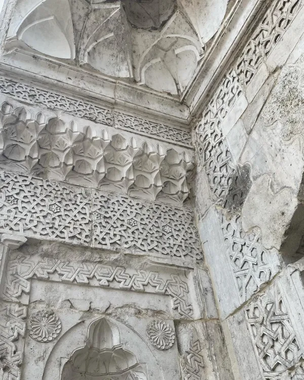 Zarif taş işçiliği ve geometrik motiflerle süslenmiş tarihi duvarlar