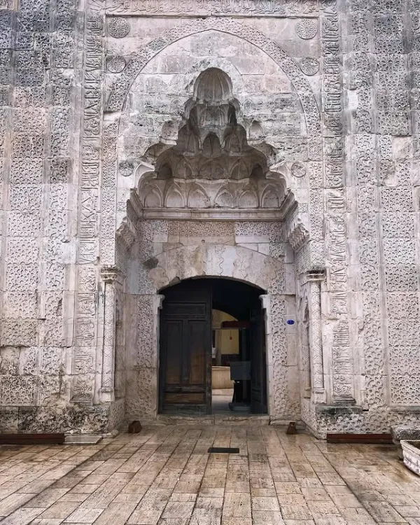 Detaylı işçilikle süslenmiş taş kapı ve yanındaki sütunlar