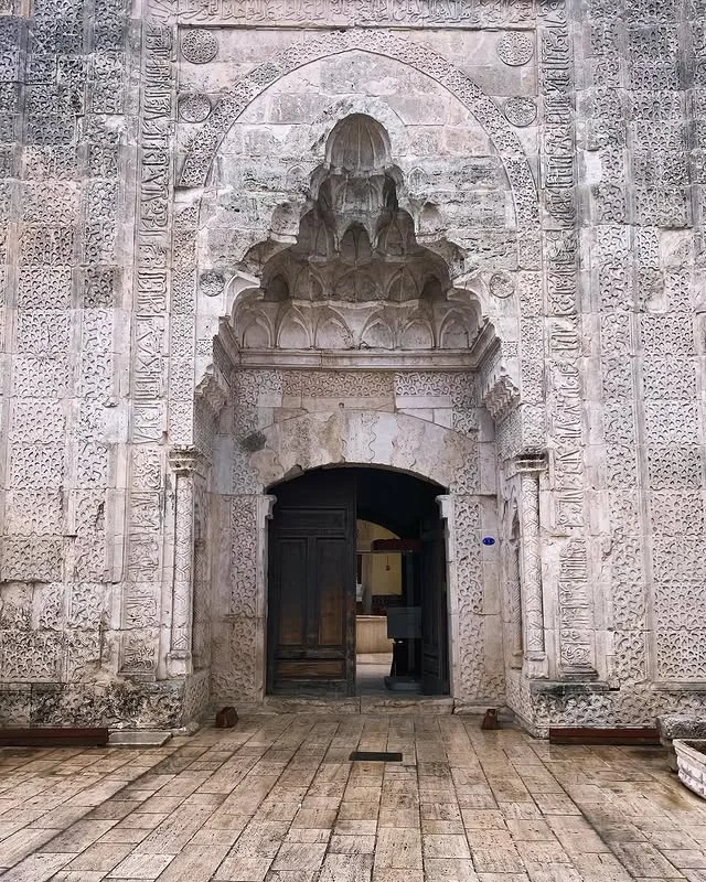 Detaylı işçilikle süslenmiş taş kapı ve yanındaki sütunlar