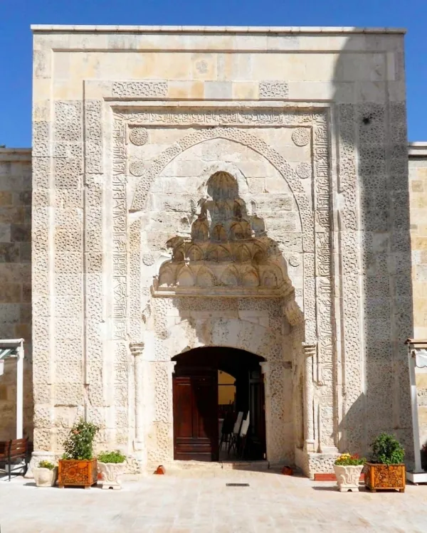 Tarihi Dündarbey Medresesi'nin süslü kapısı ve taş işçiliği detayları