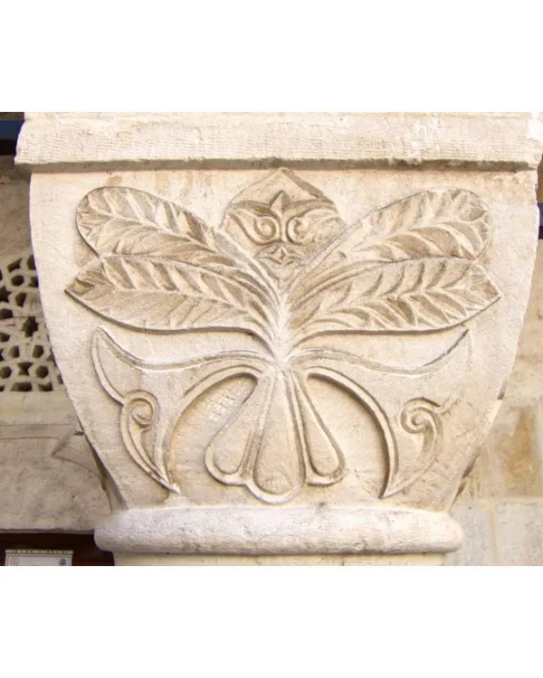 Dündarbey Medresesi'nde detaylı taş oymacılığına sahip sütun başlığı.