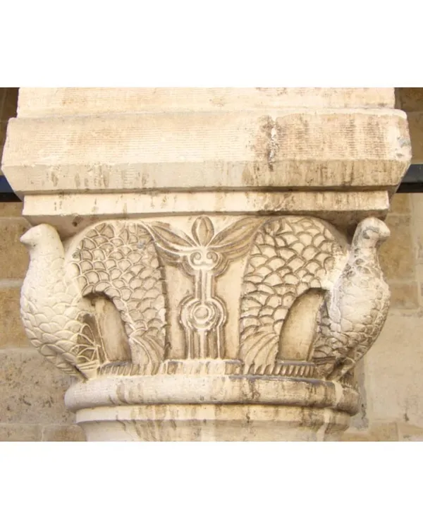 Sütunun başlığında simetrik kuş figürleri ve çiçek deseni dikkat çekiyor.