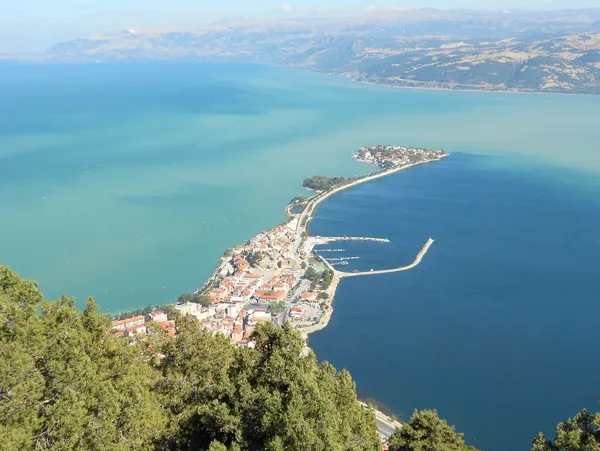 Eğirdir Kalesi'nin arka planda dağlar ve önünde denizle çevrili görüntüsü.