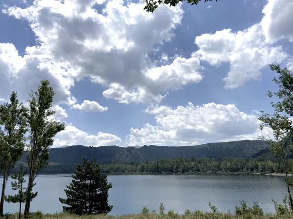 Gölcük Tabiat Parkı'ndaki gölün sakin yüzeyi ve çevresindeki dağlar.