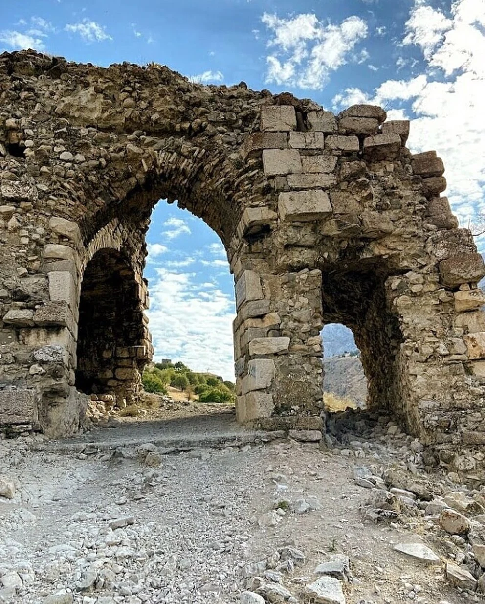 Isparta Uluborlu Kalesi: Isparta'nın Antik Dönemden Osmanlı'ya Uzanan Arkeolojik Hazinesi