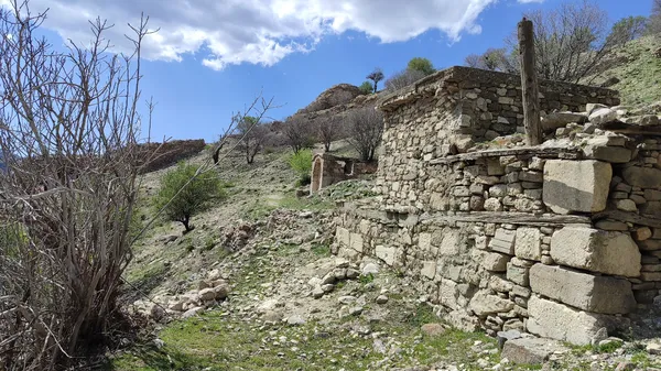 Uluborlu Kalesi'nin eski taş yapısı ve çevresindeki doğal manzara.