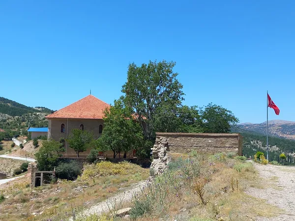 Isparta Uluborlu Kalesi: Isparta'nın Tarihi Hazinesi Kültür Turizmi Rehberi