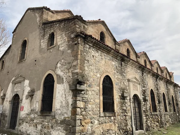 Taşlardan yapılmış Aya Payana Kilisesi, çatısı ve pencereleriyle dikkat çekiyor.