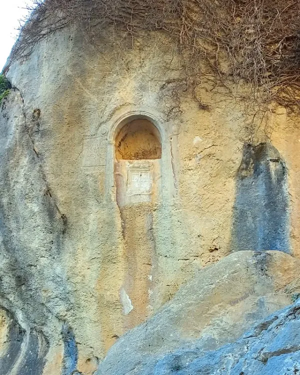 Kayalık yüzeydeki nişin iç kısmı ve etrafındaki taş dokusu