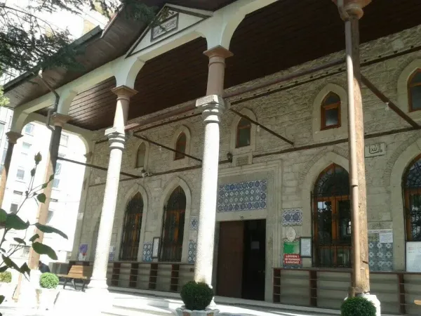 Tarihi Abdi Paşa Peygamber Camii'nin dış cephesi, yüksek sütunlar ve çini desenleriyle dikkat çekiyor.