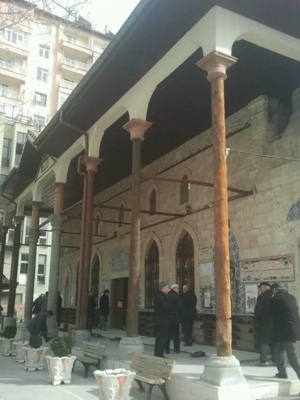 Tarihi Abdi Paşa Peygamber Camii'nin ön cephesi, büyük sütunlar ve gotik pencerelerle dikkat çekiyor.