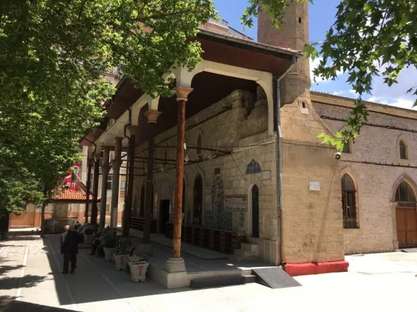 Tarihi Abdi Paşa Peygamber Camii, geniş sundurması ve büyük ağaçlarıyla huzurlu bir atmosfer sunuyor.