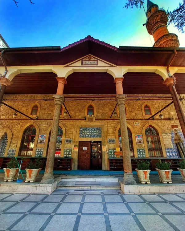 Tarihi Abdi Paşa Peygamber Camii, sütunlu giriş kapısı ve renkli cam pencereleri ile öne çıkıyor.