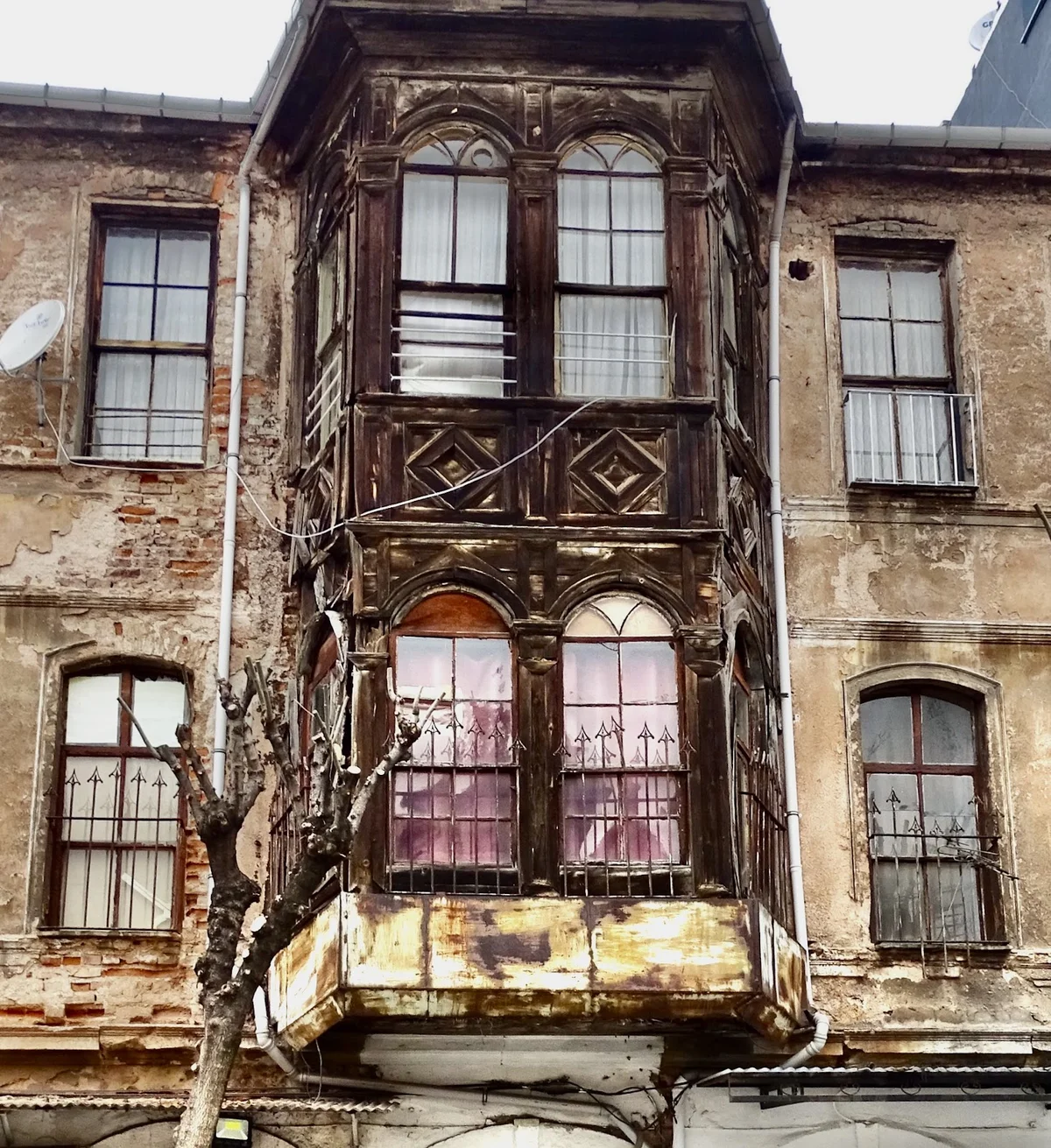 Ahşap detayları ve yuvarlak pencereleriyle Abdi Paşa Peygamber Camii'nin balkon görüntüsü.