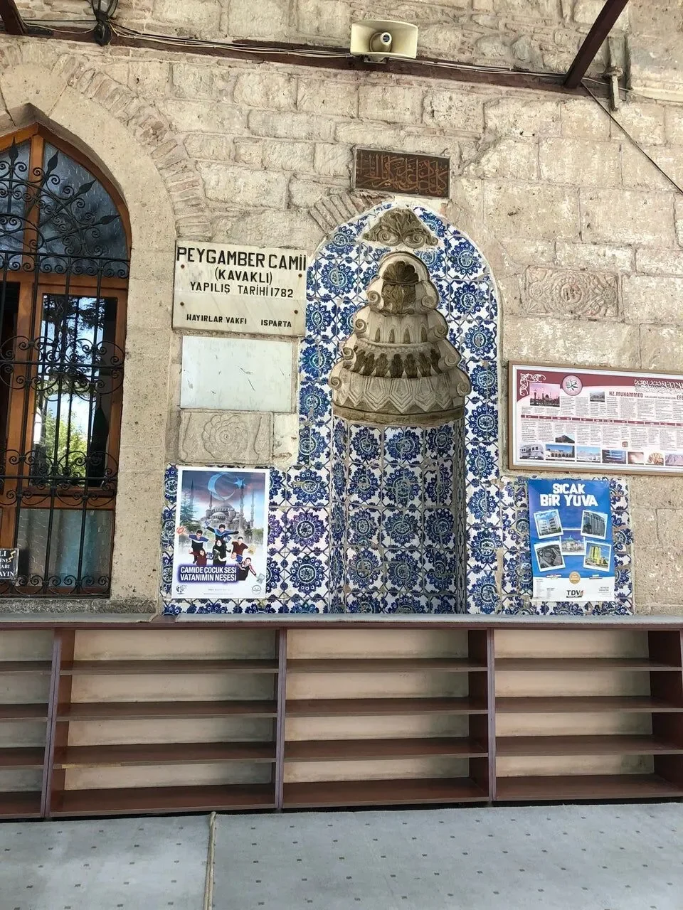 Peygamber Camii girişi, mavi-beyaz çiniler ve çeşme süslemeleriyle dikkat çekiyor.