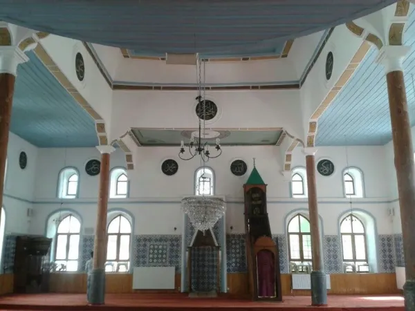 Mavi tavan, büyük avize ve geleneksel çinilerle süslenmiş cami içi