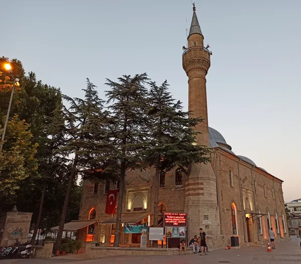 Isparta Kutlu Bey Camii: Isparta'nın Tarihi Kalbi ve Mimari Hazinesi Rehberi