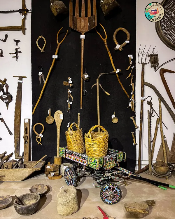 Geleneksel tarım aletleri ve el yapımı objelerle dolu sergi alanı.
