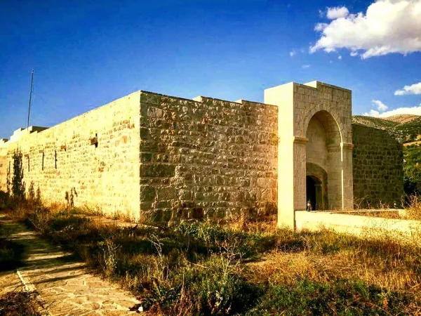 Taşlardan yapılmış tarihi Ertokuş Hanı yapısı, doğal çevreyle bütünleşiyor.