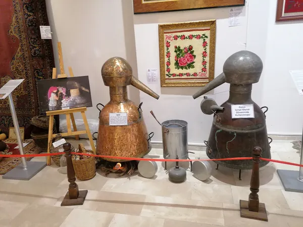 Metal ve bakır damıtma ekipmanları ile geleneksel sepetler müze sergisinde yer alıyor.