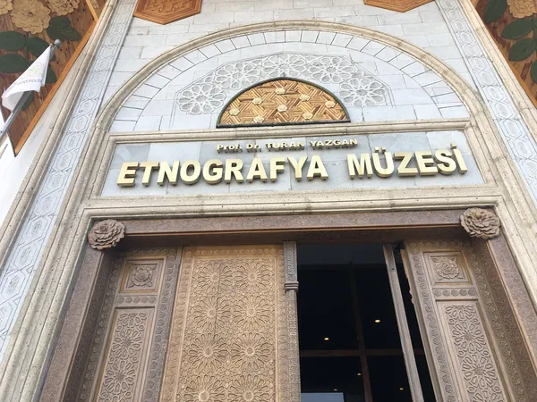 Etnografya müzesinin zarif giriş kapısı ve süslemeleri