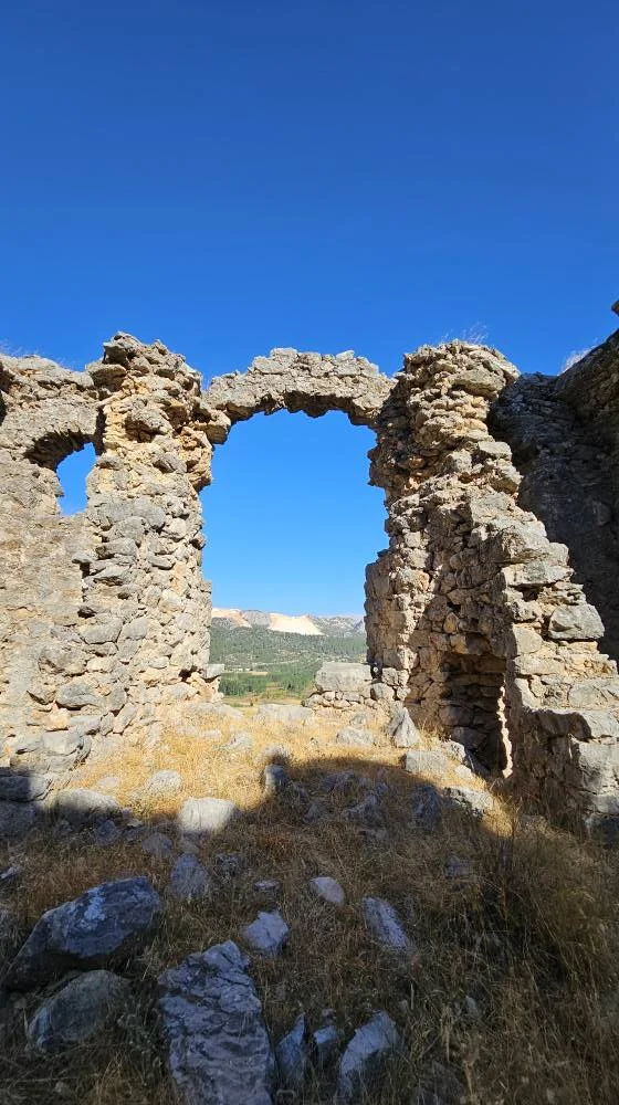 Tarihi Sığırlık Kalesi, açık mavi gökyüzü ve yeşil alanlarla çevrili
