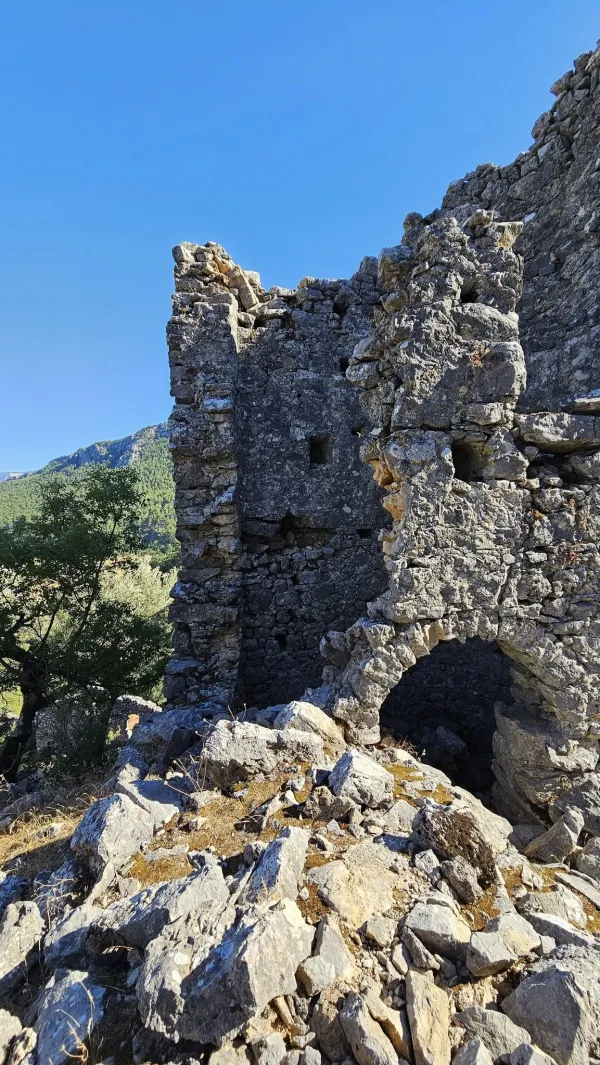 Tarihi Sığırlık Kalesi, sarp kayalar arasında yer alıyor ve yemyeşil dağlarla çevrili.