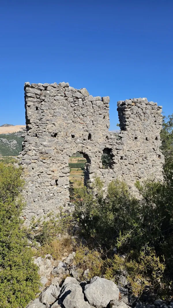 Tarihi Sığırlık Kalesi'nin taş kalıntıları ve doğal çevresi