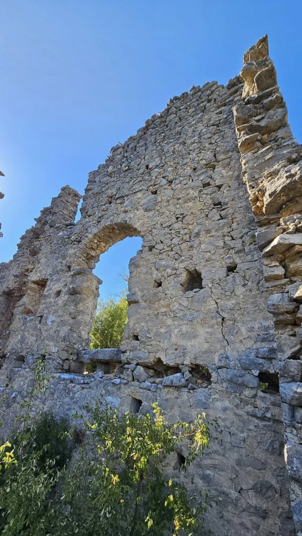 Harabe taş duvarları ve kemeriyle Sığırlık Kalesi, doğayla iç içe bir görüntü sunuyor.