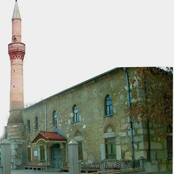 Taş yapılı Devlethan Camii, silindirik minaresi ve kemerli pencereleri ile dikkat çekiyor.