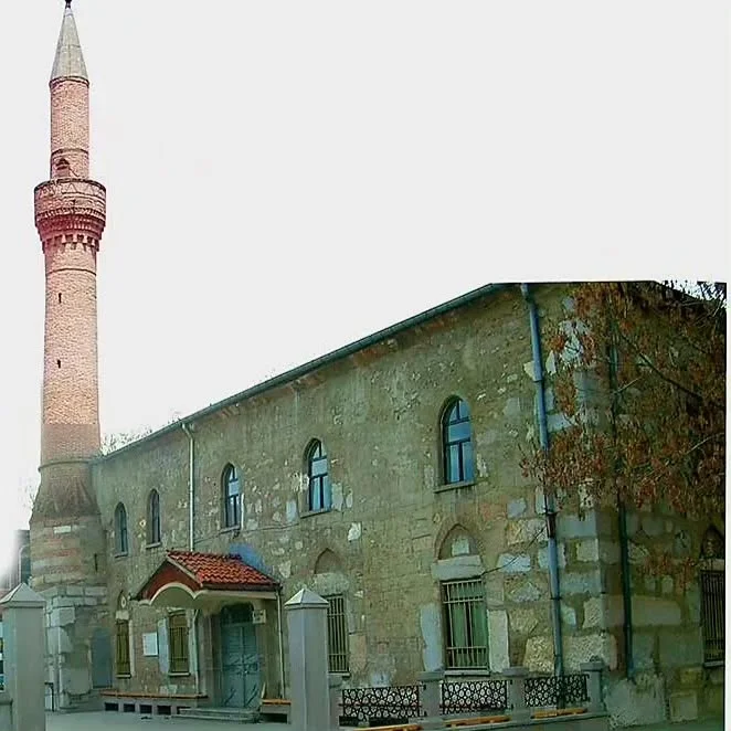 Tarihi Güzellikler - Devlethan Camii'nin Taş Mimarisi ve Detayları! Taş yapılı Devlethan Camii, silindirik minaresi ve kemerli pencereleri ile dikkat çekiyor.