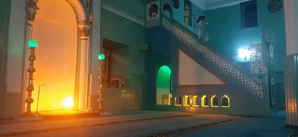 Işıklandırmalarla aydınlatılmış pastel tonlarında duvarlar ve dekoratif merdiven.