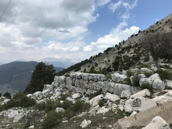 Taş yapılarıyla Prostanna Antik Kenti, dağların arasında tarihi kalıntılar sunuyor.