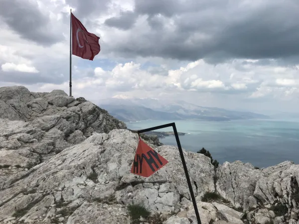 Yüksek dağdan çekilmiş manzara, Türk bayrağı ve mavi deniz görünümü