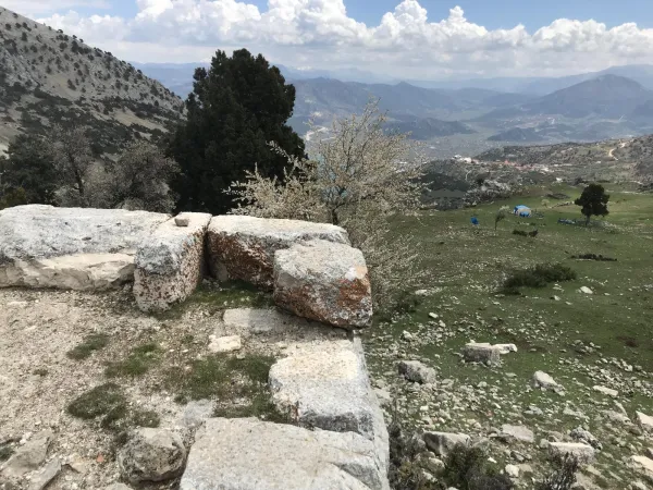 Dağlık alandan Prostanna antik kenti kalıntıları ve çevresindeki doğal peyzaj görünümü.