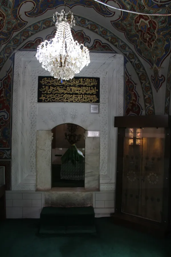 Geleneksel mimaride avize ve Arap harfleriyle süslü duvarlar