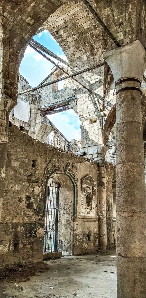 Çökmüş tavan ve yüksek sütunlarla antik atmosfer yaratan harabe kilise iç mekanı