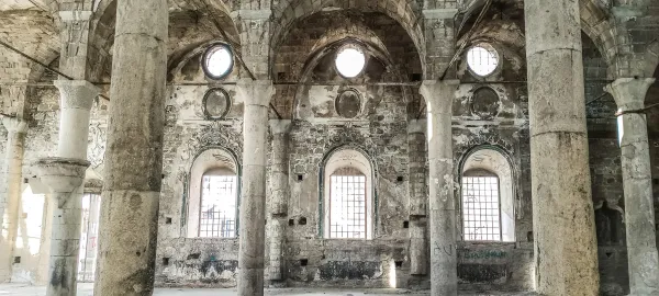 Tarihi Aya Ishotya Kilisesi'nin iç mekanında silindirik sütunlar ve kemerli tavan detayları.