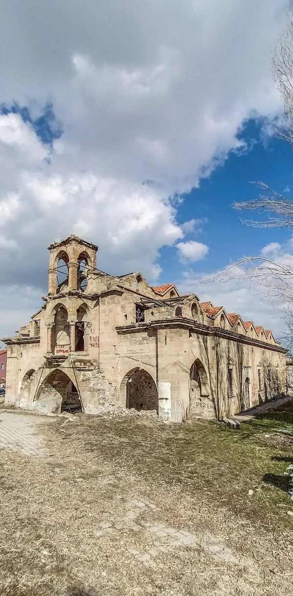 Yıkık dökük tarihi Aya Ishotya Kilisesi, kemerli pencereleri ve çatısıyla dikkat çekiyor.