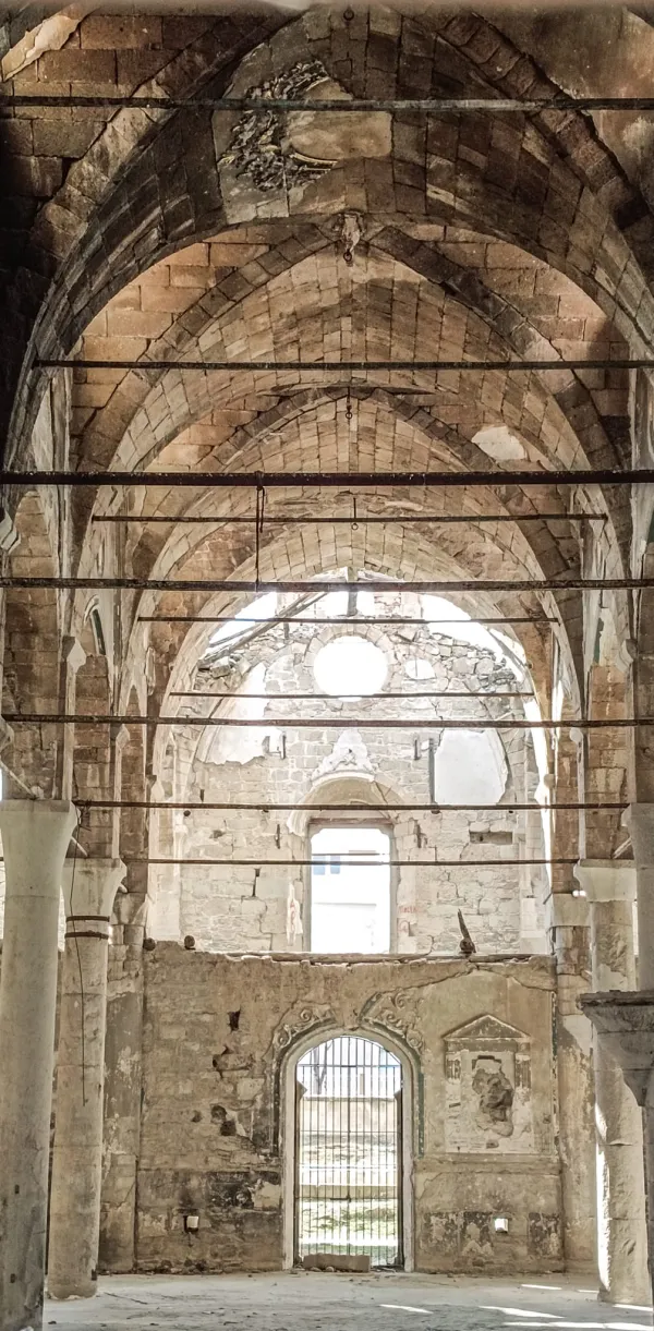 Taş duvarlarla çevrili, yüksek kavisli tavanı olan iç mekan