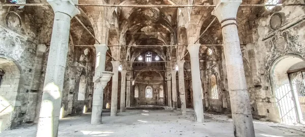 Yüksek kemerli tavan ve zarif oymalarıyla tarihi kilisenin iç mekanı