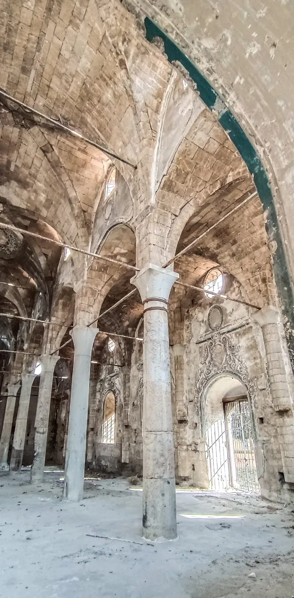 Detaylı taş işçiliği ve sütunlarıyla tarihi bir kilise iç mekânı.