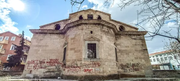 Tarihî Aya Işotya Kilisesi'nin dış cephesi, taş duvarlar ve kırmızı çatı ile dikkat çekiyor.