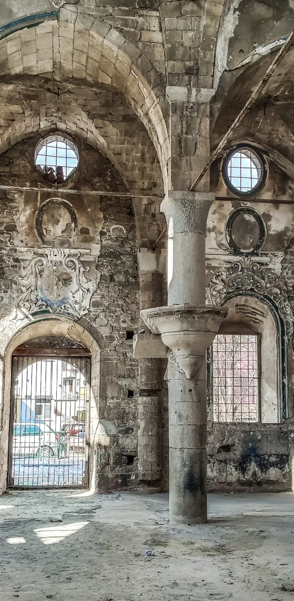 Taş duvarlarla örülmüş, yüksek tavanlı tarihi kilise iç mekanı