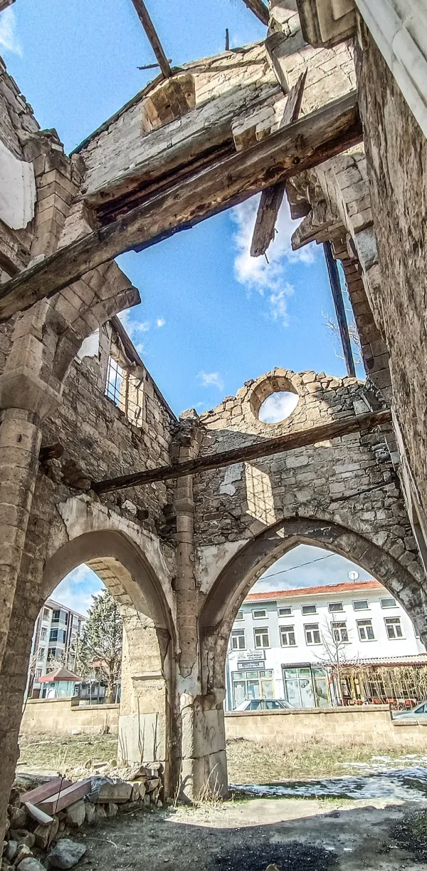 Çökmüş tavan ve taş duvarlarla dolu terkedilmiş bir kilisenin içi