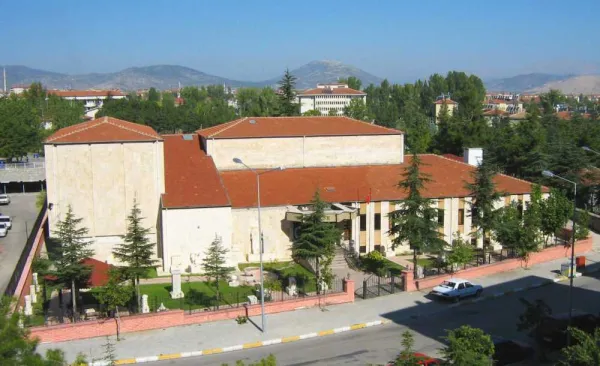 Yeşil ağaçlarla çevrili Isparta Müzesi'nin dış görünümü