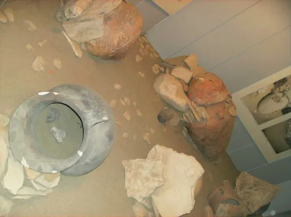 Isparta müzesinde sergilenen antik toprak kaplar ve parçaları.