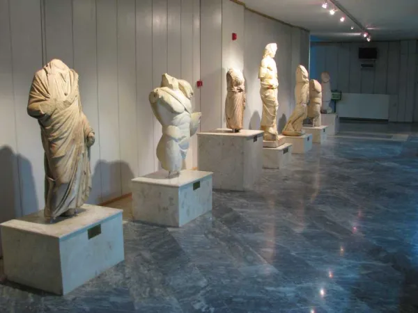 Müzede sergilenen çeşitli pozisyonlardaki antik heykeller, mermer zemin ve sade duvarlar ile dikkat çekiyor.